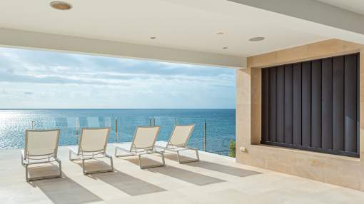 Front Line villa with access to the sea Front Line villa with access to the sea